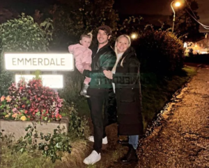 Read more about the article EastEnders star arrives in Emmerdale to party with real-life wife from show