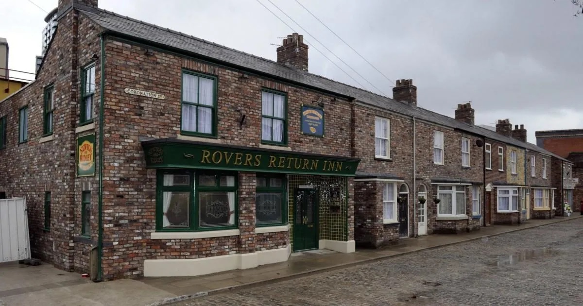 You are currently viewing Coronation Street spoiler video: Terrifying fight for life as a fire takes hold