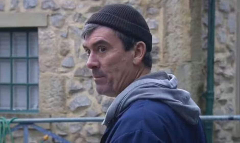 Read more about the article Emmerdale fans warn residents to ‘watch their backs’ as Cain Dingle uncovers the truth