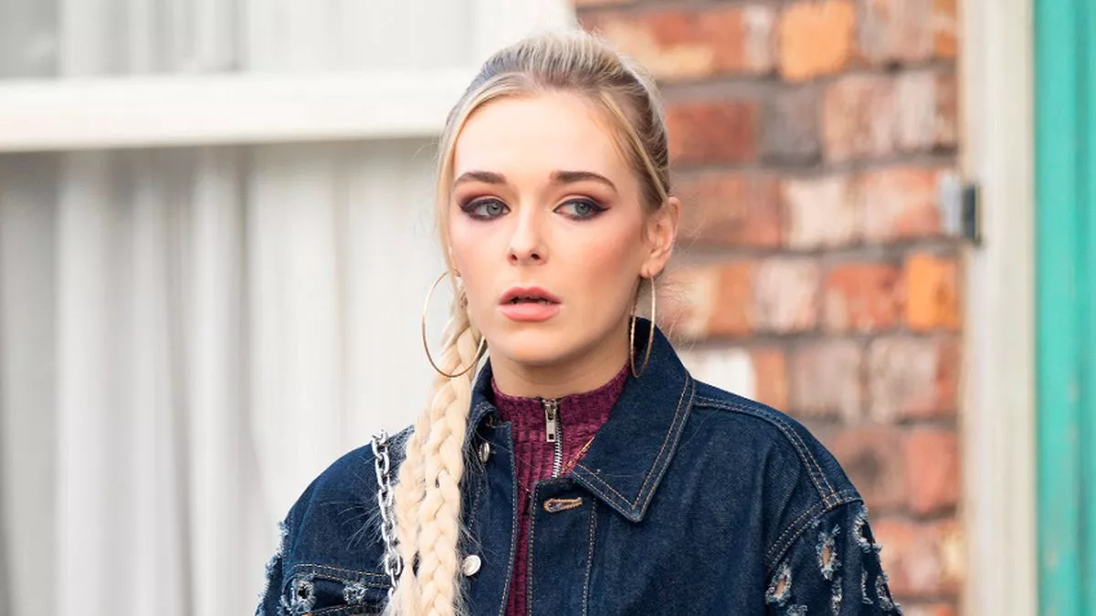 Read more about the article ITV Coronation Street Lauren’s boyfriend’s true identity ‘revealed’ – huge scam and link to Bethany Platt