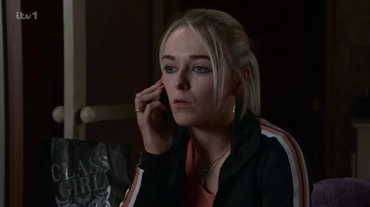 You are currently viewing ITV Coronation Street fans shocked over Lauren’s mystery boyfriend twist amid new bombshell